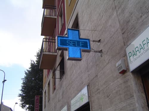 Parafarmacie. Tar Firenze: “Possono esporre insegna a ‘croce’ (ma non verde), come le farmacie”