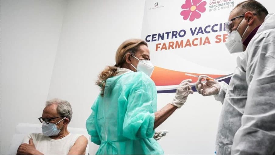 Covid, in Toscana ok a tamponi e prenotazioni vaccini in parafarmacia