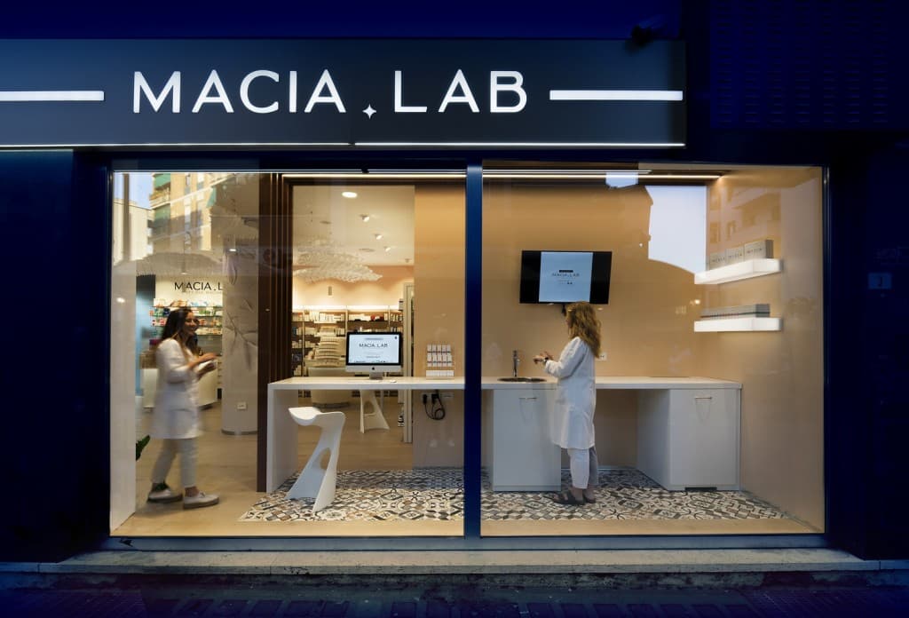 SE UN EX DIPENDENTE DELLA FARMACIA APRE UNA PARAFARMACIA NELLE VICINANZE